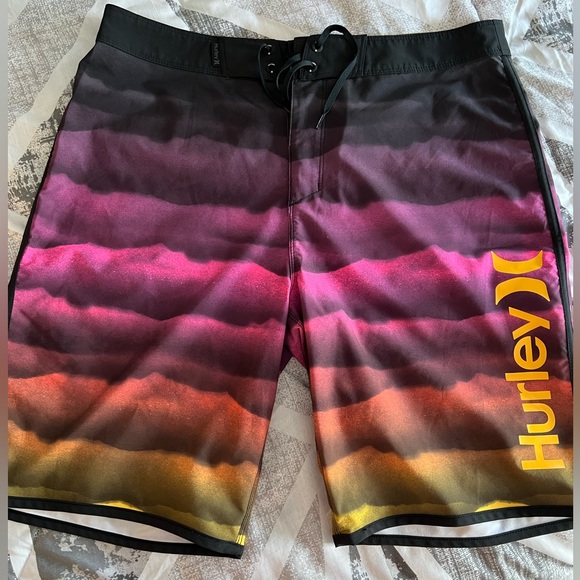 Hurley board shorts - Picture 1 of 2